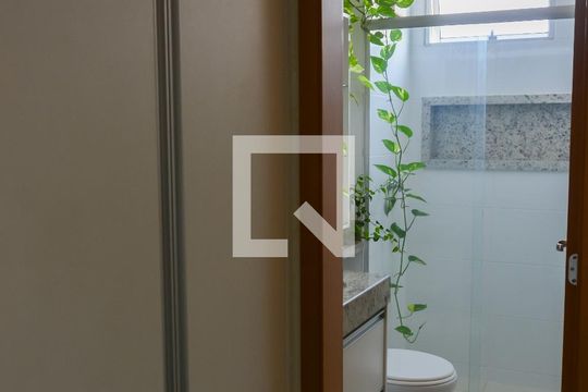 Banheiro de apartamento para alugar com 2 quartos, 72m² em Cabral, Contagem