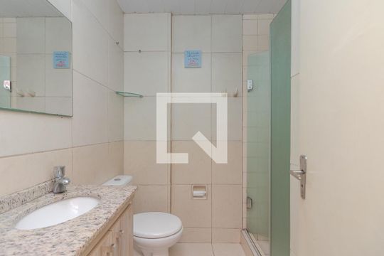 Banheiro de apartamento à venda com 2 quartos, 57m² em Rubem Berta, Porto Alegre