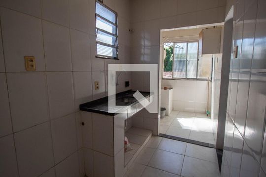 Cozinha de apartamento para alugar com 1 quarto, 40m² em Parada de Lucas, Rio de Janeiro
