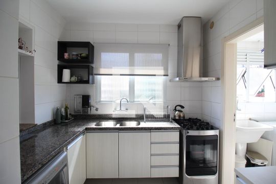 Cozinha de apartamento para alugar com 3 quartos, 110m² em Petrópolis, Porto Alegre