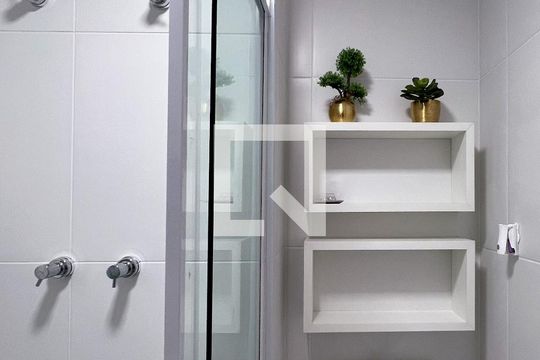 Banheiro de kitnet/studio para alugar com 1 quarto, 21m² em Indianópolis, São Paulo