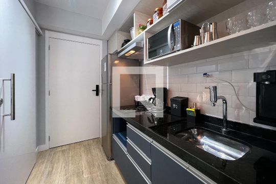 Cozinha de kitnet/studio para alugar com 1 quarto, 21m² em Indianópolis, São Paulo