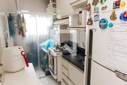 Cozinha de apartamento para alugar com 2 quartos, 49m² em Vila Paiva, São Paulo
