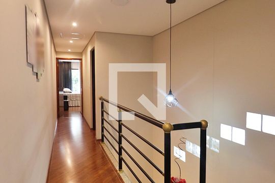 Corredor de casa à venda com 3 quartos, 160m² em Vila São Pedro, Santo André