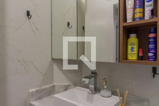 Banheiro de apartamento à venda com 2 quartos, 84m² em Auxiliadora, Porto Alegre