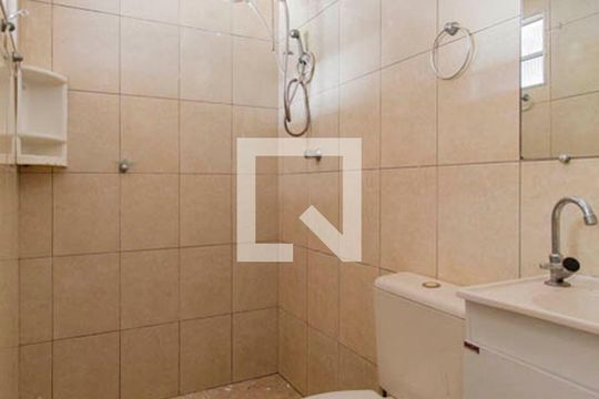 Banheiro de casa para alugar com 2 quartos, 70m² em Vila Nhocuné, São Paulo
