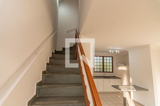 Escada de casa de condomínio para alugar com 2 quartos, 60m² em Residencial Burato, Campinas