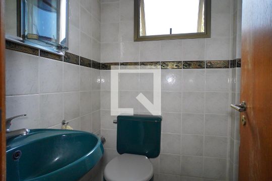 Banheiro de apartamento para alugar com 2 quartos, 74m² em Petrópolis, Porto Alegre