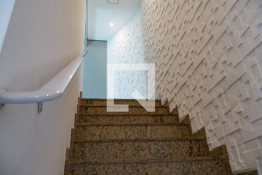 Escada de apartamento à venda com 2 quartos, 100m² em Parque das Nações, Santo André