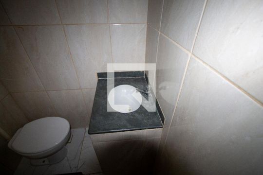 banheiro de kitnet/studio para alugar com 1 quarto, 25m² em Copacabana, Rio de Janeiro