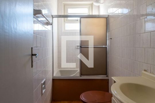 Banheiro de apartamento à venda com 2 quartos, 50m² em Menino Deus, Porto Alegre