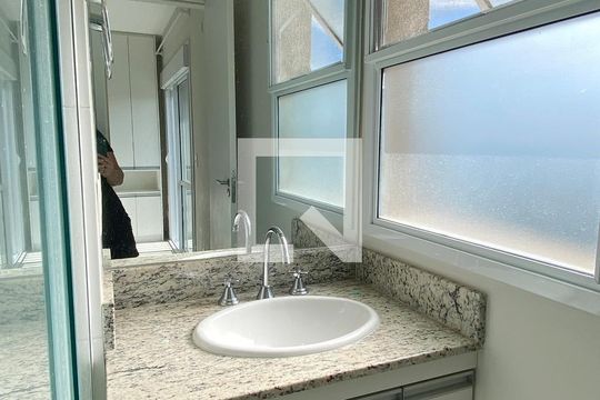 Banheiro da Suíte 1 de apartamento para alugar com 2 quartos, 62m² em Alphaville Residencial Um, Barueri