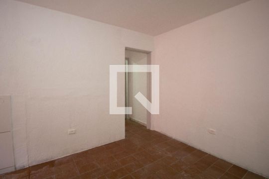 Sala de casa à venda com 6 quartos, 210m² em Vila Carmosina, São Paulo