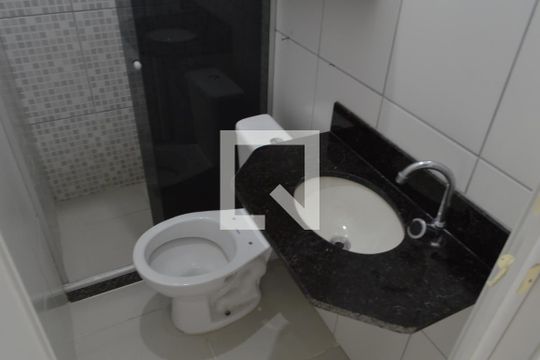 Banheiro de casa de condomínio à venda com 2 quartos, 70m² em Curicica, Rio de Janeiro