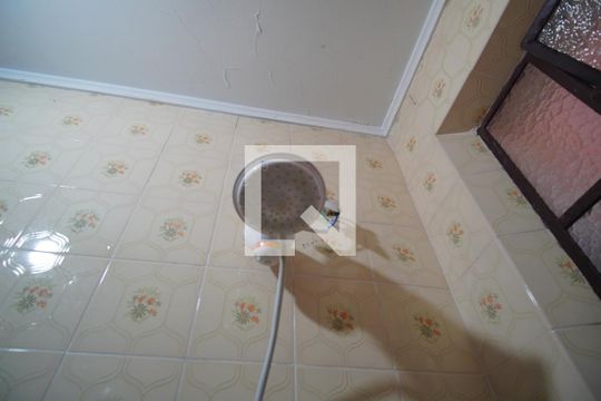 Banheiro de apartamento à venda com 1 quarto, 45m² em Vl Ipiranga, Porto Alegre