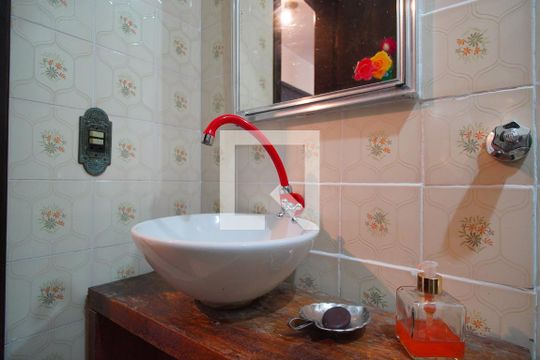 Banheiro de apartamento à venda com 1 quarto, 45m² em Vl Ipiranga, Porto Alegre