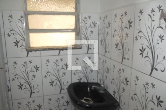Banheiro de kitnet/studio para alugar com 1 quarto, 20m² em Higienópolis, Rio de Janeiro