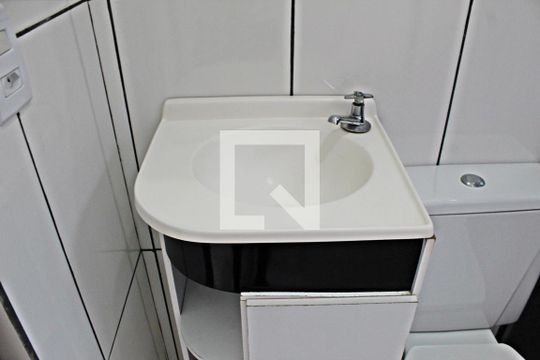 Banheiro de casa para alugar com 1 quarto, 44m² em Conjunto Residencial José Bonifácio, São Paulo