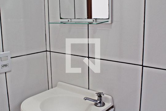 Banheiro de casa para alugar com 1 quarto, 44m² em Conjunto Residencial José Bonifácio, São Paulo