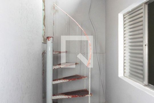 Escada de casa à venda com 4 quartos, 130m² em Jardim Mimar, São Paulo