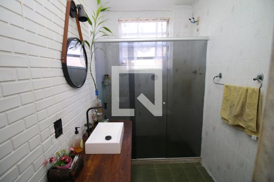 Banheiro de apartamento para alugar com 2 quartos, 60m² em Olaria, Rio de Janeiro