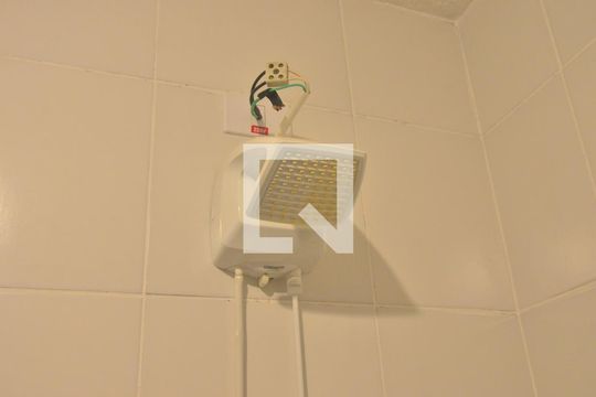 Banheiro de apartamento à venda com 1 quarto, 42m² em São Luis, Canoas