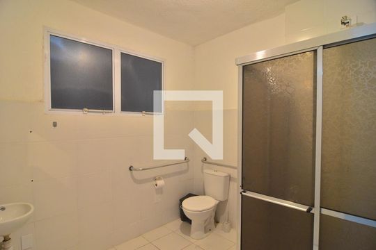 Banheiro de apartamento à venda com 1 quarto, 42m² em São Luis, Canoas