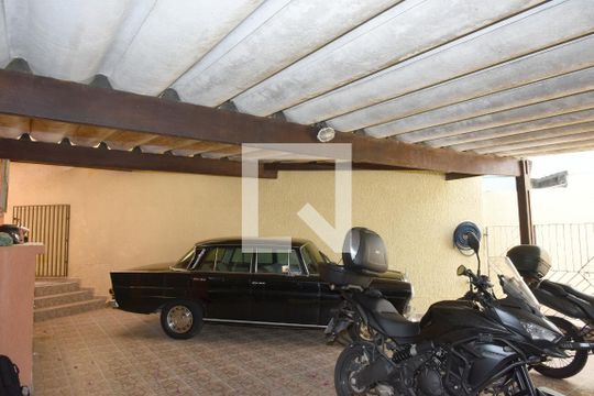 Garagem de casa à venda com 6 quartos, 300m² em Cupecê, São Paulo
