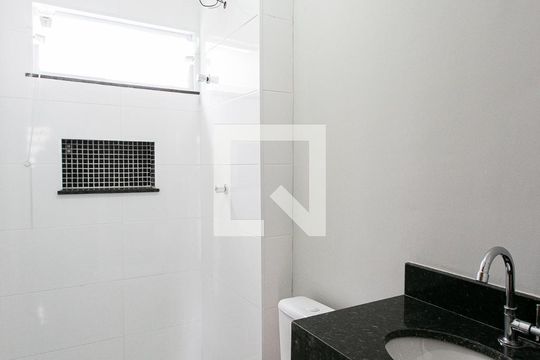Banheiro de apartamento à venda com 2 quartos, 47m² em Vila Carrão, São Paulo
