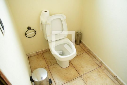 Closet de casa para alugar com 3 quartos, 347m² em Jardim Santa Paula, Cotia