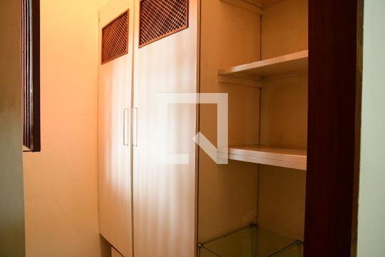 Closet de casa para alugar com 3 quartos, 347m² em Jardim Santa Paula, Cotia