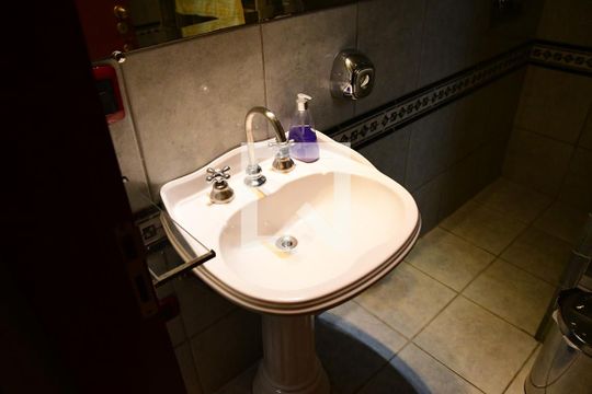 Banheiro de casa para alugar com 3 quartos, 347m² em Jardim Santa Paula, Cotia
