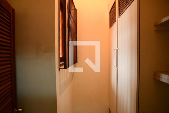 Closet de casa para alugar com 3 quartos, 347m² em Jardim Santa Paula, Cotia