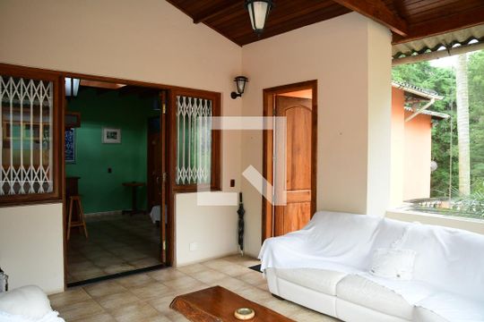Sala de casa para alugar com 3 quartos, 347m² em Jardim Santa Paula, Cotia