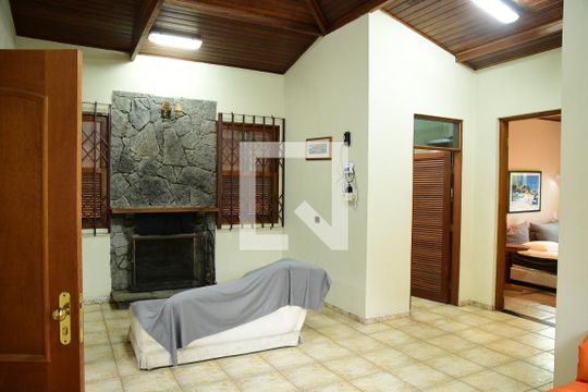 Casa para alugar com 3 quartos, 347m² em Jardim Santa Paula, Cotia