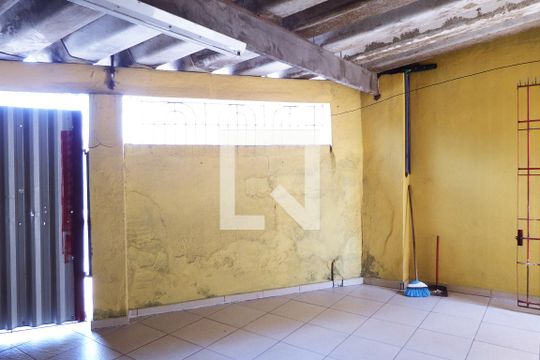 Garagem/Fundos de casa para alugar com 2 quartos, 130m² em Vila Margarida, São Vicente