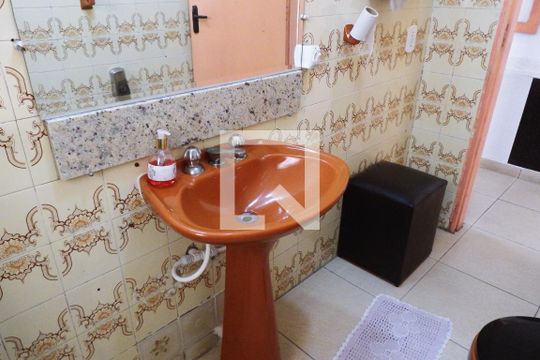 Banheiro de casa para alugar com 2 quartos, 130m² em Vila Margarida, São Vicente