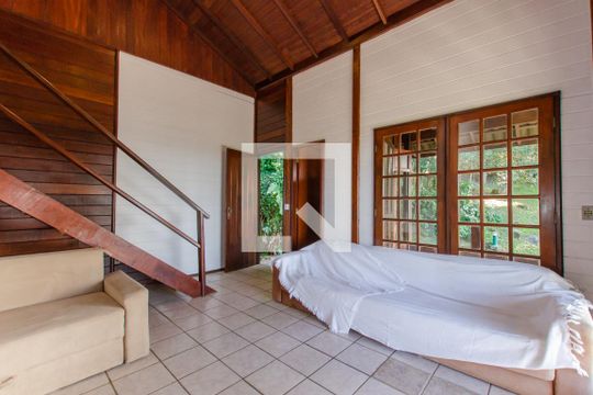 Sala de casa de condomínio para alugar com 2 quartos, 150m² em Rio Tavares, Florianópolis