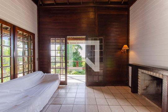 Sala de casa de condomínio para alugar com 2 quartos, 150m² em Rio Tavares, Florianópolis