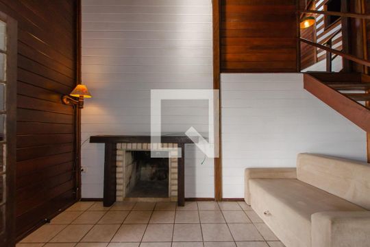 Sala de casa de condomínio para alugar com 2 quartos, 150m² em Rio Tavares, Florianópolis