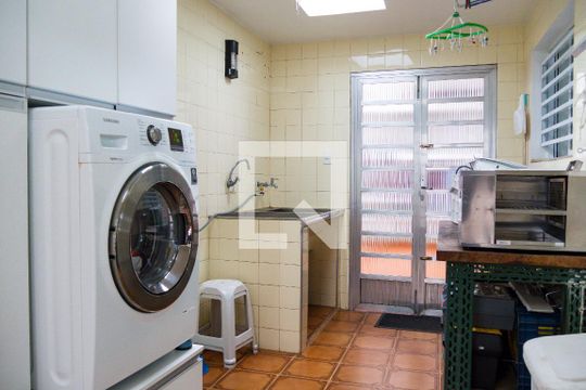 Lavanderia de casa à venda com 5 quartos, 500m² em Vila Gilda, Santo André