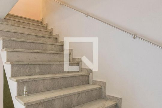 Escada de casa para alugar com 3 quartos, 217m² em Vila Gilda, Santo André