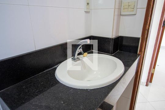 Banheiro de apartamento para alugar com 2 quartos, 65m² em Centro, São Gonçalo