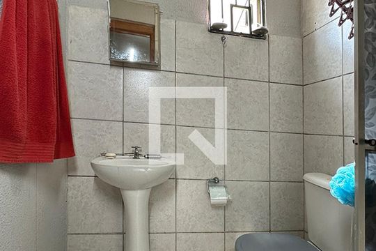 Banheiro  de apartamento para alugar com 2 quartos, 60m² em Marechal Rondon, Canoas