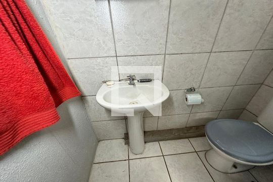 Banheiro  de apartamento para alugar com 2 quartos, 60m² em Marechal Rondon, Canoas