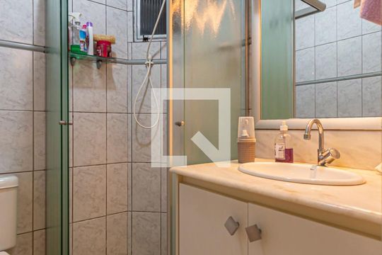 Banheiro de apartamento à venda com 2 quartos, 63m² em Vila Scarpelli, Santo André