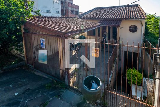 Fachada de casa à venda com 4 quartos, 163m² em Camaquã, Porto Alegre