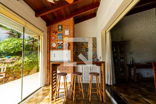 Varanda de casa à venda com 3 quartos, 240m² em Teresópolis, Porto Alegre