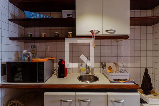 Cozinha de apartamento para alugar com 1 quarto, 34m² em Vitória, Salvador