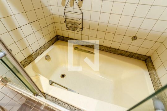 Banheiro de apartamento para alugar com 1 quarto, 34m² em Vitória, Salvador